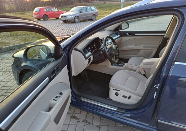 Skoda Superb cena 31900 przebieg: 271000, rok produkcji 2012 z Reda małe 379